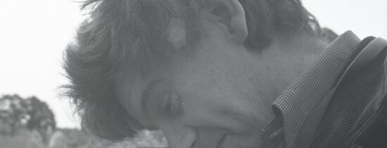 Foto van de fotograaf Wouter van Heusden waarin hij door een fototoestel kijkt