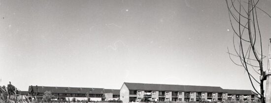 Woonhuizen aan een vijver te Bargeres