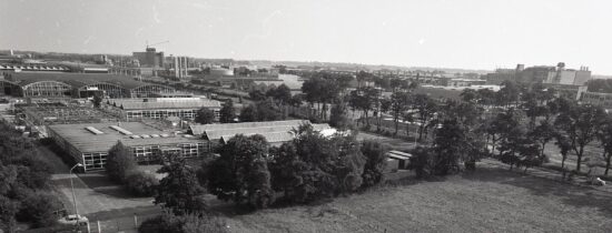 de gasbol te Bargermeer 5 met zicht op de AKU en Angelslo blok I